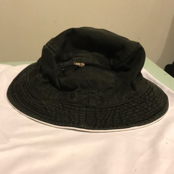 Black Bucket Hat With Zipper And Pocket 